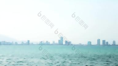 摩天大楼轮廓雾海模糊背景视频转换有雾的阴霾海城市摩天大楼地平线背景作曲视频镜头